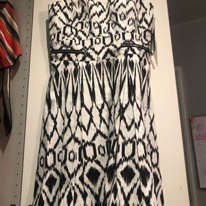 a black and white strapless dress. ◾️▫️